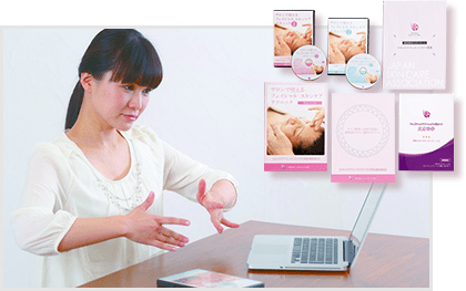 DVDでフェイシャルを学ぶ女性