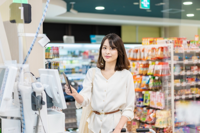 コンビニで買い物をする女性