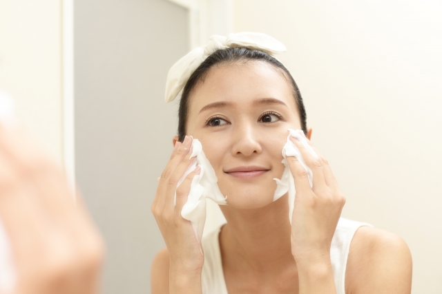 肌荒れ改善のために泡洗顔で顔を洗う女性