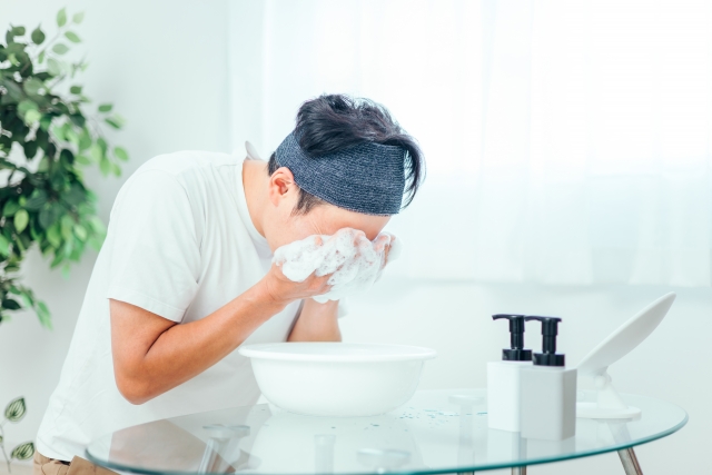 男性が洗顔をする写真