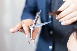 美容師が髪をカットする写真