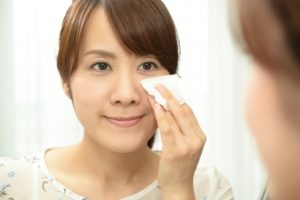 メイク落としをする女性