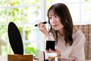 メイクをする女性
