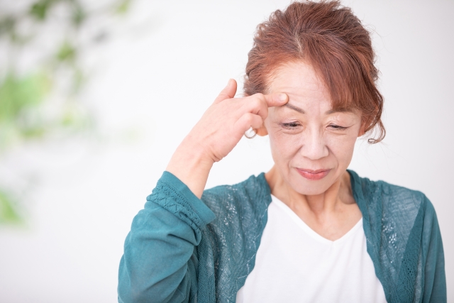 おでこにできたシワを気にする女性