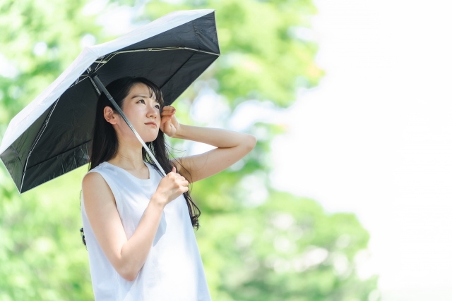 紫外線対策で日傘をさす女性