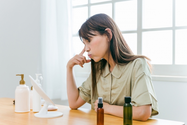 化粧水の役割について考える女性