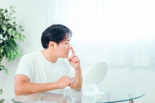 角栓を気にする男性