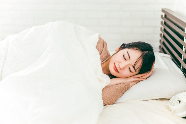 眠っている女性