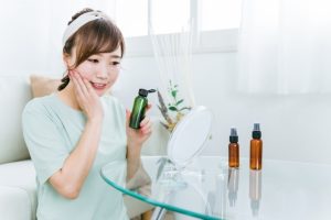 メイクをする女性