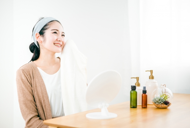 スキンケアをおこなう女性