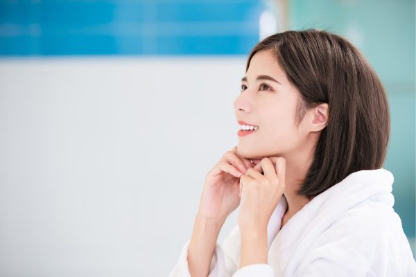 考えことをする女性