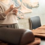 講習を受ける女性