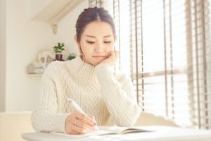 資格取得に向けて勉強をする女性