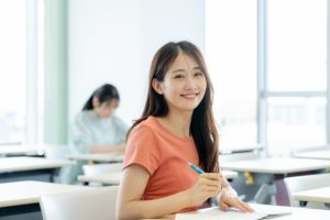 勉強をする女性