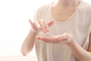 日焼け止めを塗る女性