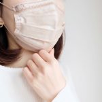 マスクを付ける女性