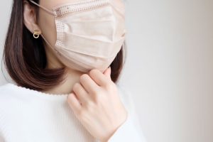 マスクを付ける女性