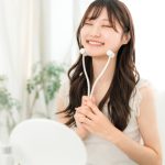 美顔ローラーで顔のリンパマッサージをする女性
