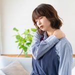 肩こりに悩む女性