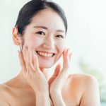 顔のリンパマッサージをする女性