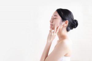 顔のリンパマッサージをする女性2