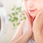 顔のリンパマッサージをする女性3